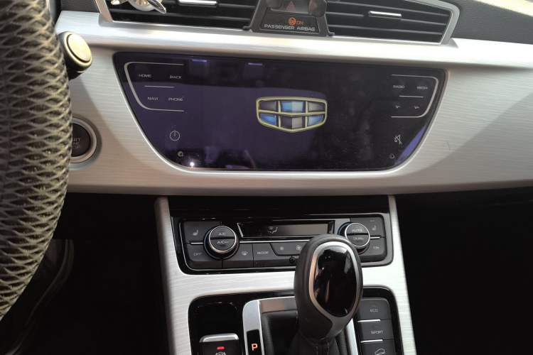 Used Geely Auto Emgrand X7 Sport 2018 1.8TD Automatic Two-Wheel Drive ZhiZun Model with 4G Connectivity Audio And AC Panel