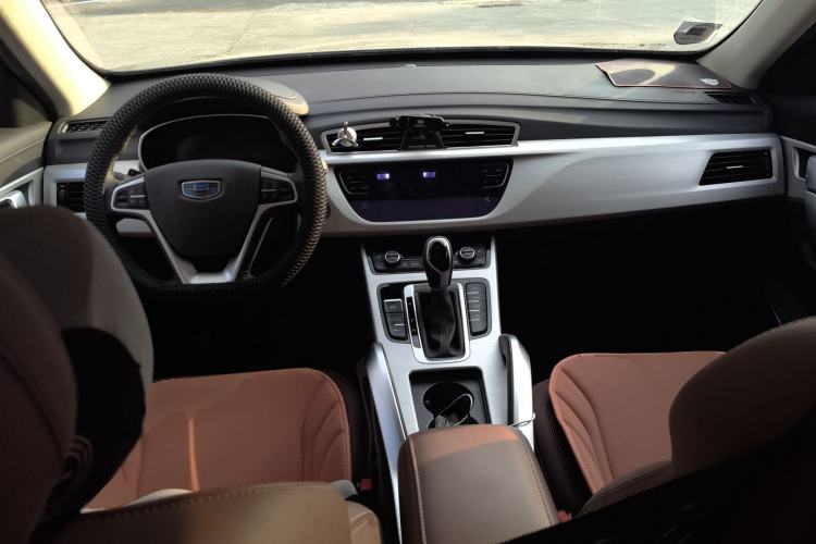 Used Geely Auto Emgrand X7 Sport 2018 1.8TD Automatic Two-Wheel Drive ZhiZun Model with 4G Connectivity Center Console
