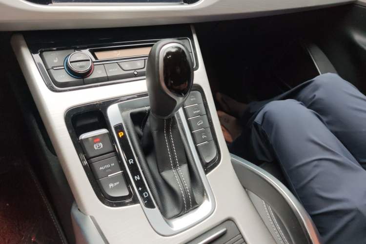Used Geely Auto Emgrand X7 Sport 2018 1.8TD Automatic Two-Wheel Drive Smart Connect 4G Internet Edition Gear Lever