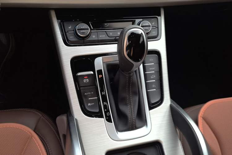 Used Geely Auto Emgrand X7 Sport 2018 1.8TD Automatic Two-Wheel Drive ZhiZun Model with 4G Connectivity Gear Lever
