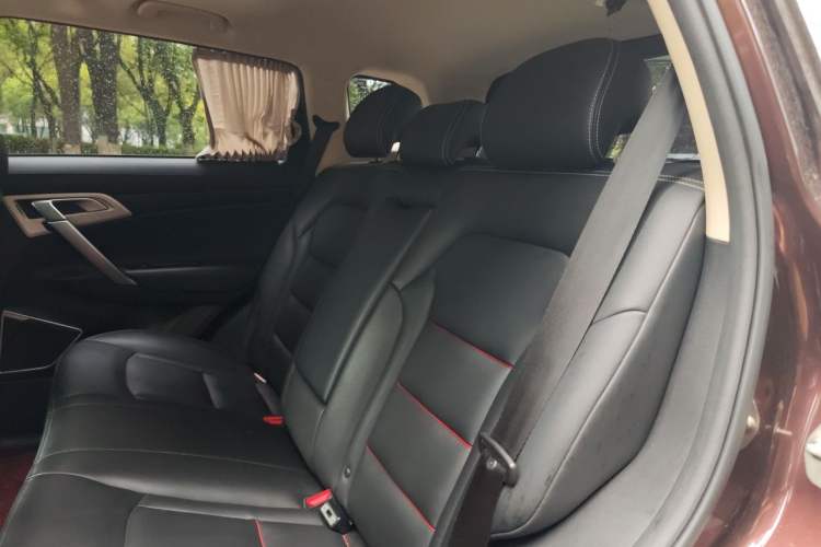 Used Geely Auto Emgrand X7 Sport 2018 1.8TD Automatic Two-Wheel Drive Smart Connect 4G Internet Edition Left Rear Seat