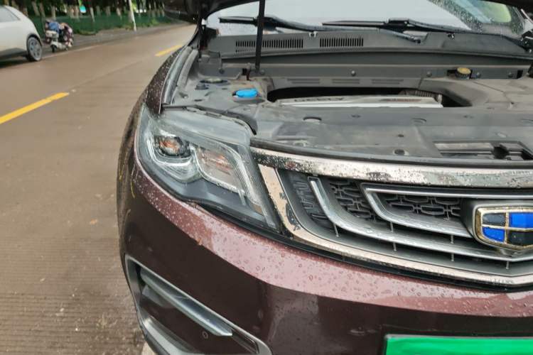 Used Geely Auto Emgrand X7 Sport 2018 1.8TD Automatic Two-Wheel Drive Smart Connect 4G Internet Edition Right Front Headlight