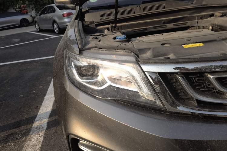Used Geely Auto Emgrand X7 Sport 2018 1.8TD Automatic Two-Wheel Drive ZhiZun Model with 4G Connectivity Right Front Headlight