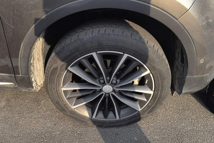 Used Geely Auto Emgrand X7 Sport 2018 1.8TD Automatic Two-Wheel Drive ZhiZun Model with 4G Connectivity Right Front Wheel Hub