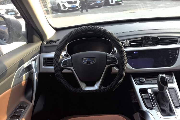 Used Geely Auto Emgrand X7 Sport 2018 1.8TD Automatic Two-Wheel Drive ZhiZun Model with 4G Connectivity Steering Wheel