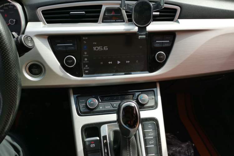 Used Geely Auto Emgrand X7 Sport 2018 1.8TD Automatic Two-Wheel Drive Zhiya Model Audio And AC Panel
