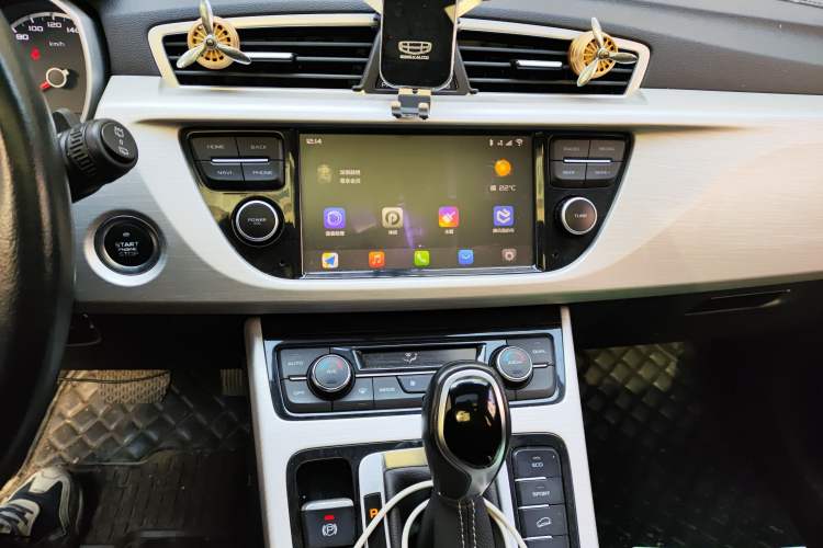 Used Geely Auto Emgrand X7 Sport 2018 1.8TD Automatic Two-Wheel Drive Zhiya Model Audio And AC Panel
