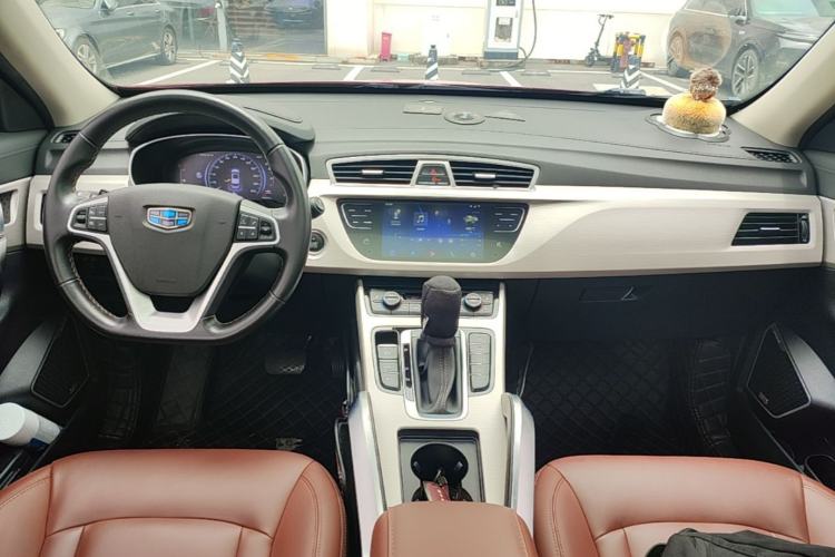 Used Geely Auto Emgrand X7 Sport 2018 1.8TD Automatic Two-Wheel Drive ZhiZun Model with 4G Connectivity Center Console