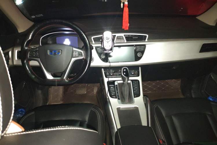 Used Geely Auto Emgrand X7 Sport 2018 1.8TD Automatic Two-Wheel Drive Smart Connect 4G Internet Edition Center Console