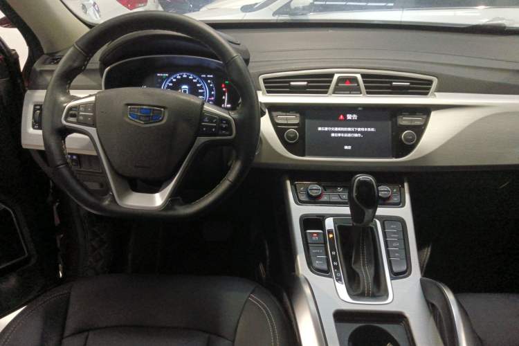 Used Geely Auto Emgrand X7 Sport 2018 1.8TD Automatic Two-Wheel Drive Smart Connect 4G Internet Edition Center Console