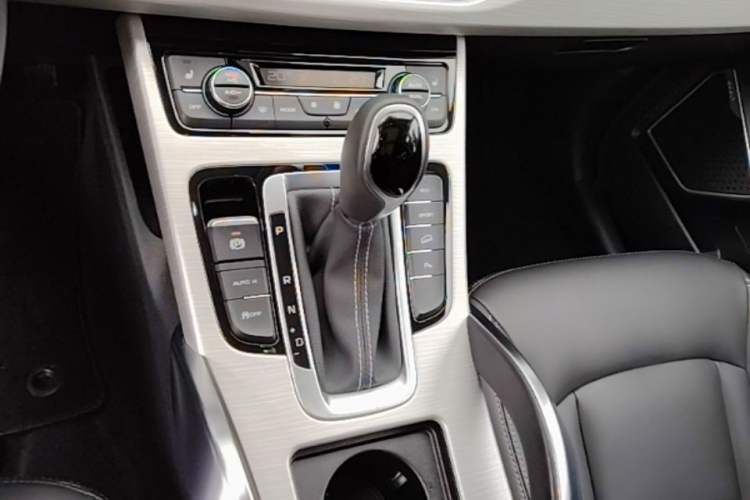 Used Geely Auto Emgrand X7 Sport 2018 1.8TD Automatic Two-Wheel Drive Smart 4G Connected Version Gear Lever