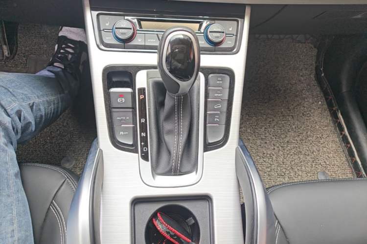 Used Geely Auto Emgrand X7 Sport 2018 1.8TD Automatic Two-Wheel Drive Smart Connect 4G Internet Edition Gear Lever