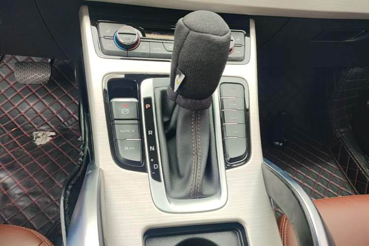 Used Geely Auto Emgrand X7 Sport 2018 1.8TD Automatic Two-Wheel Drive ZhiZun Model with 4G Connectivity Gear Lever