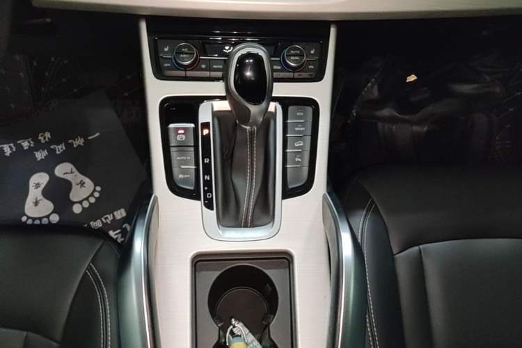 Used Geely Auto Emgrand X7 Sport 2018 1.8TD Automatic Two-Wheel Drive Smart 4G Connected Version Gear Lever