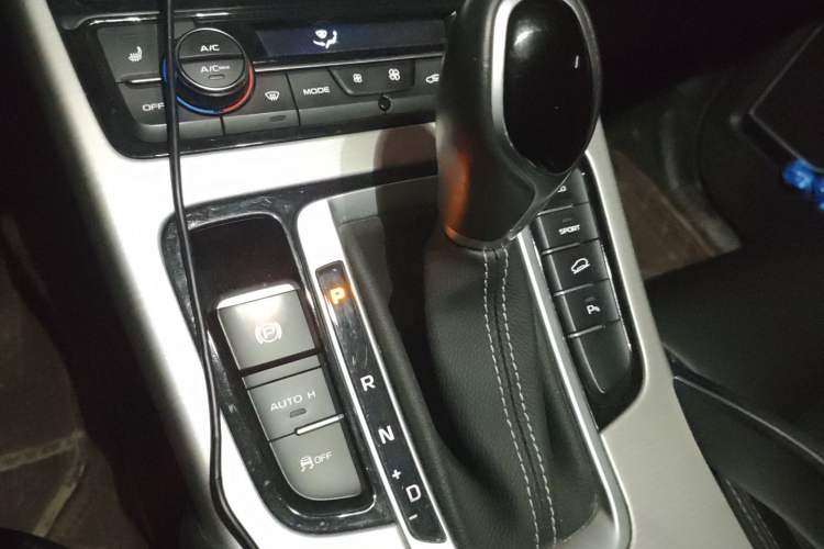 Used Geely Auto Emgrand X7 Sport 2018 1.8TD Automatic Two-Wheel Drive Smart Connect 4G Internet Edition Gear Lever