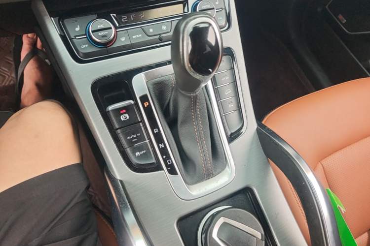 Used Geely Auto Emgrand X7 Sport 2018 Sport Edition 1.8TD Automatic Two-Wheel Drive ZhiZun Model Gear Lever