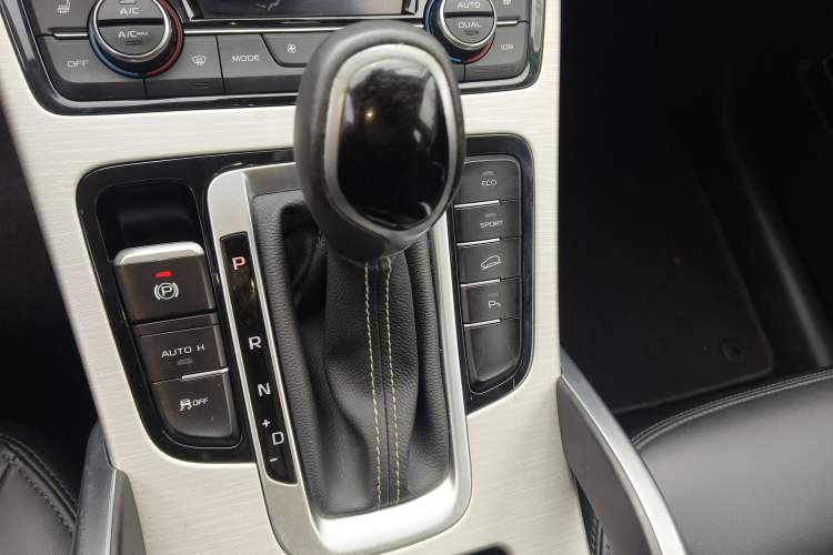Used Geely Auto Emgrand X7 Sport 2018 1.8TD Automatic Two-Wheel Drive Smart 4G Connected Version Gear Lever
