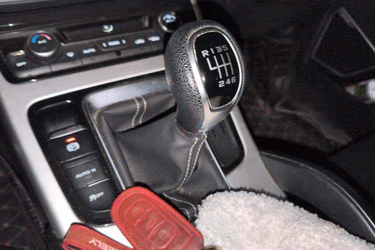 Used Geely Auto Emgrand X7 Sport 2018 2.0L Manual Two-Wheel Drive Zhiya Version Gear Lever