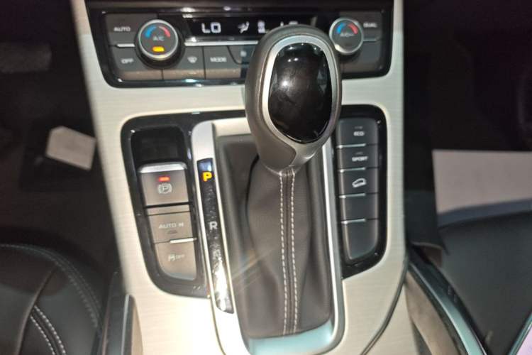 Used Geely Auto Emgrand X7 Sport 2018 1.8TD Automatic Two-Wheel Drive Zhiya Model Gear Lever