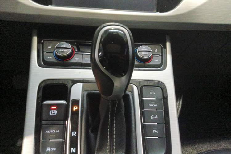 Used Geely Auto Emgrand X7 Sport 2018 1.8TD Automatic Two-Wheel Drive Smart Connect 4G Internet Edition Gear Lever