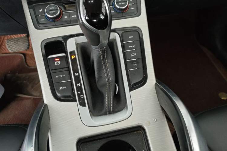 Used Geely Auto Emgrand X7 Sport 2018 1.8TD Automatic Two-Wheel Drive Smart Connect 4G Internet Edition Gear Lever
