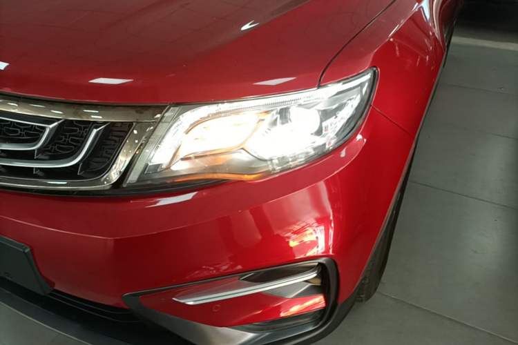 Used Geely Auto Emgrand X7 Sport 2018 1.8TD Automatic Two-Wheel Drive Smart Connect 4G Internet Edition Left Front Headlight