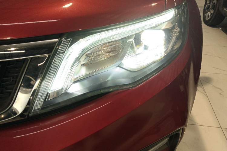 Used Geely Auto Emgrand X7 Sport 2018 1.8TD Automatic Two-Wheel Drive Smart Connect 4G Internet Edition Left Front Headlight