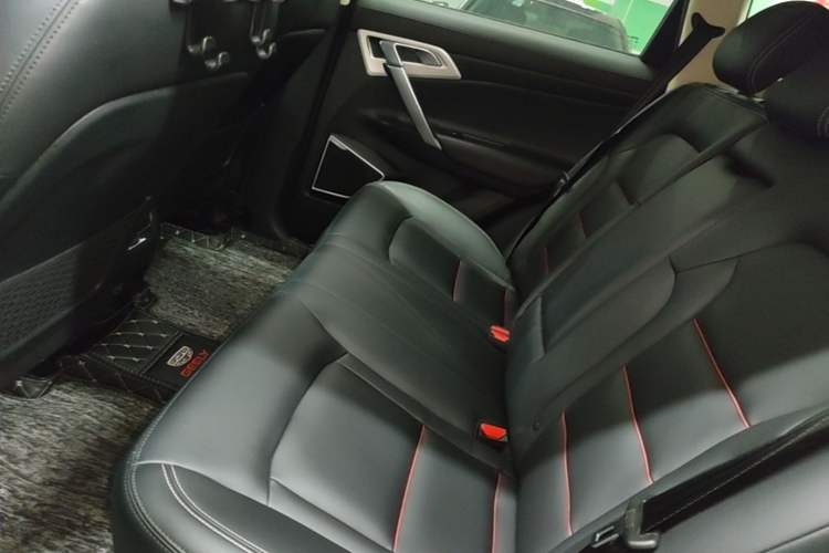 Used Geely Auto Emgrand X7 Sport 2018 1.8TD Automatic Two-Wheel Drive Smart 4G Connected Version Left Rear Seat