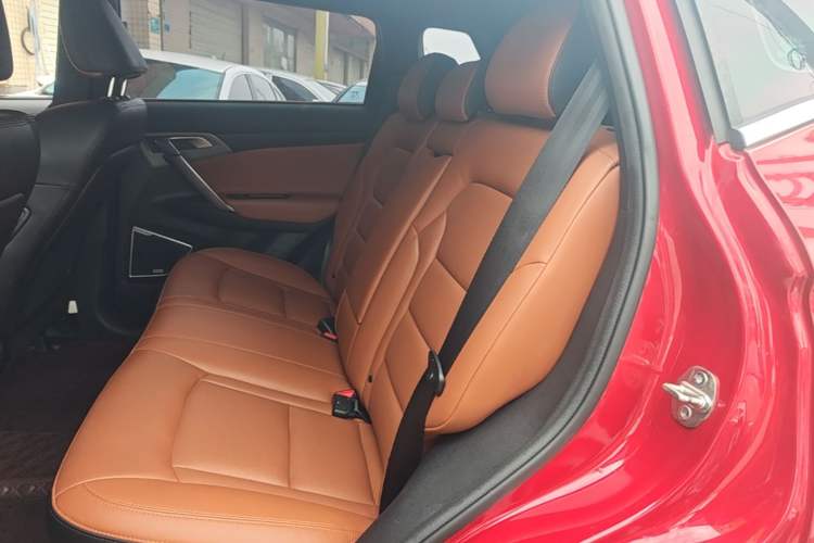 Used Geely Auto Emgrand X7 Sport 2018 Sport Edition 1.8TD Automatic Two-Wheel Drive ZhiZun Model Left Rear Seat