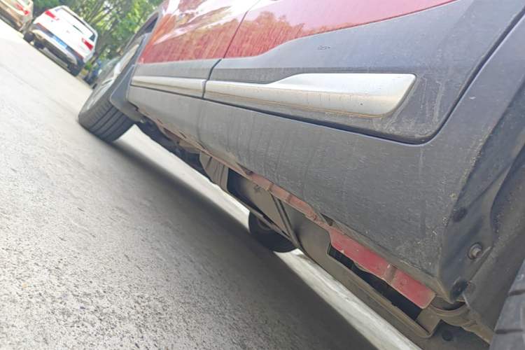 Used Geely Auto Emgrand X7 Sport 2018 1.8TD Automatic Two-Wheel Drive Smart Connect 4G Internet Edition Left Side Sill