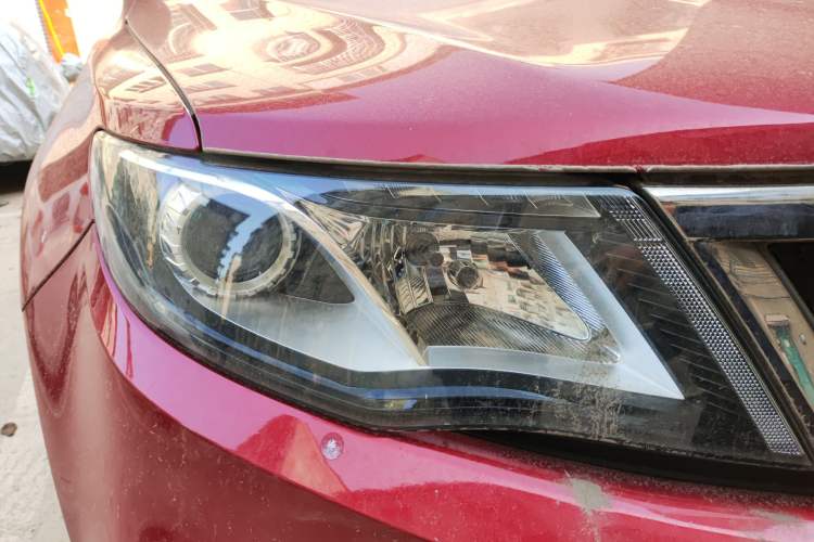 Used Geely Auto Emgrand X7 Sport 2018 1.8TD Automatic Two-Wheel Drive Zhiya Model Right Front Headlight