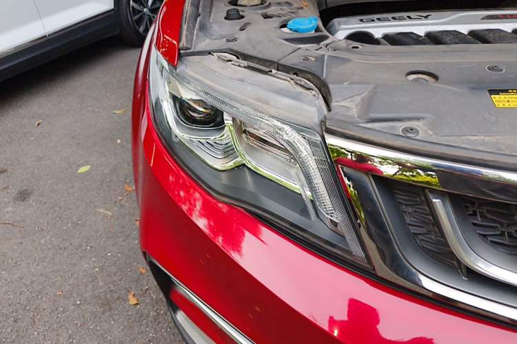 Used Geely Auto Emgrand X7 Sport 2018 1.8TD Automatic Two-Wheel Drive Smart Connect 4G Internet Edition Right Front Headlight