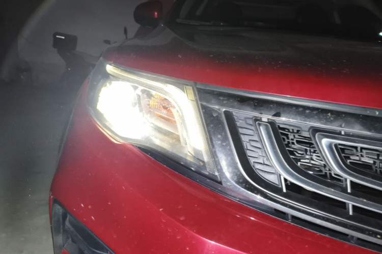 Used Geely Auto Emgrand X7 Sport 2018 1.8TD Automatic Two-Wheel Drive Smart Connect 4G Internet Edition Right Front Headlight