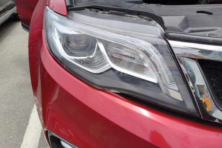 Used Geely Auto Emgrand X7 Sport 2018 Revised Version 1.8TD Automatic Two-Wheel Drive Smart Connectivity 4G-Enabled Edition Right Front Headlight