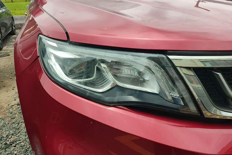 Used Geely Auto Emgrand X7 Sport 2018 1.8TD Automatic Two-Wheel Drive ZhiZun Model with 4G Connectivity Right Front Headlight