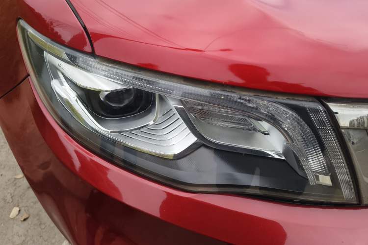 Used Geely Auto Emgrand X7 Sport 2018 1.8TD Automatic Two-Wheel Drive Smart 4G Connected Version Right Front Headlight