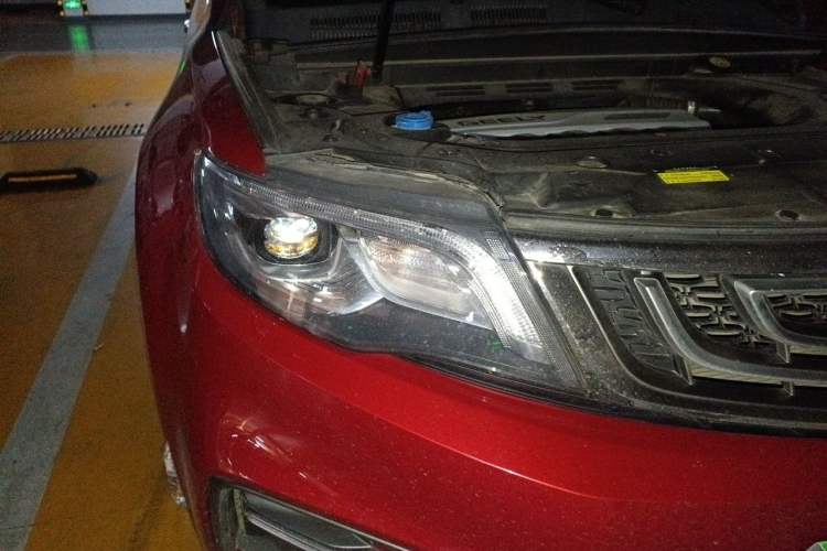 Used Geely Auto Emgrand X7 Sport 2018 1.8TD Manual Two-Wheel Drive Smart Connect 4G Internet Edition Right Front Headlight