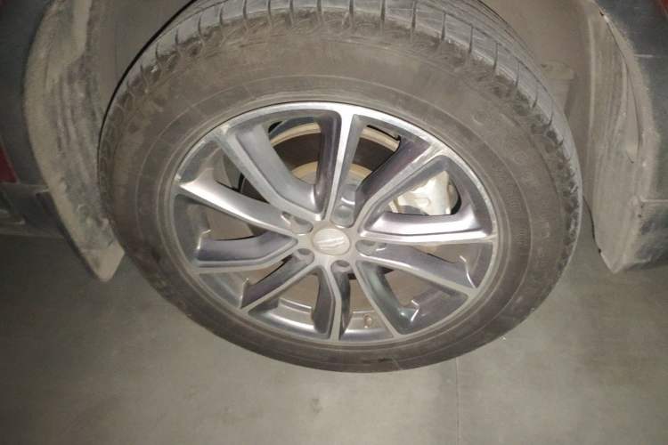 Used Geely Auto Emgrand X7 Sport 2018 1.8TD Automatic Two-Wheel Drive Smart Connect 4G Internet Edition Right Front Wheel Hub