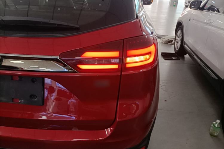 Used Geely Auto Emgrand X7 Sport 2018 1.8TD Automatic Two-Wheel Drive Smart Connect 4G Internet Edition Right Rear Taillight
