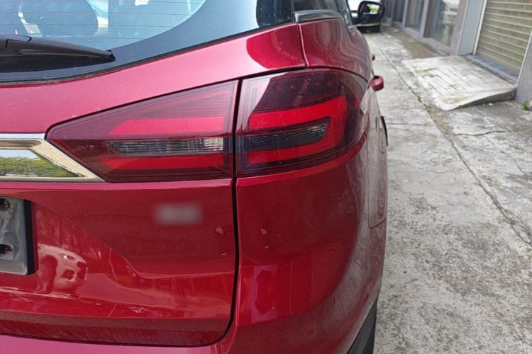 Used Geely Auto Emgrand X7 Sport 2018 1.8TD Automatic Two-Wheel Drive Smart Connect 4G Internet Edition Right Rear Taillight