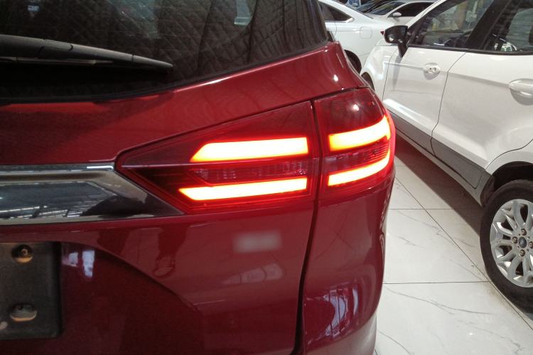 Used Geely Auto Emgrand X7 Sport 2018 1.8TD Automatic Two-Wheel Drive Smart Connect 4G Internet Edition Right Rear Taillight