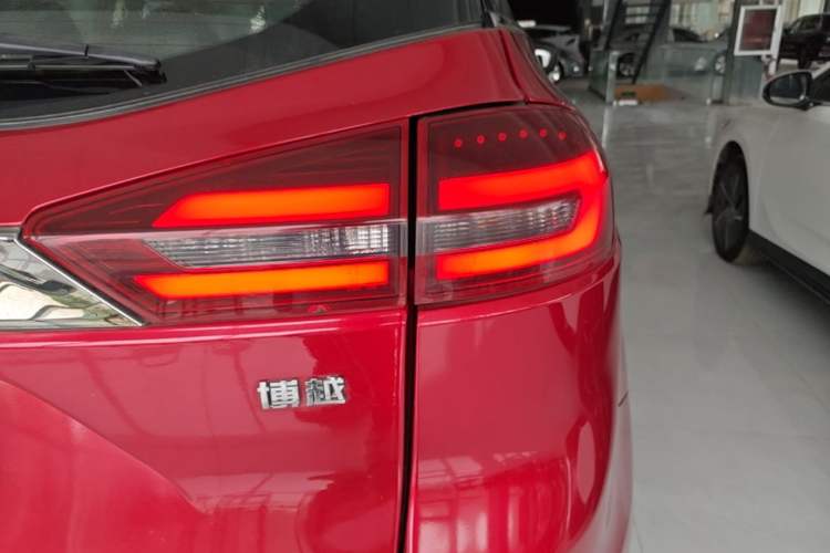Used Geely Auto Emgrand X7 Sport 2018 1.8TD Automatic Two-Wheel Drive Smart Connect 4G Internet Edition Right Rear Taillight