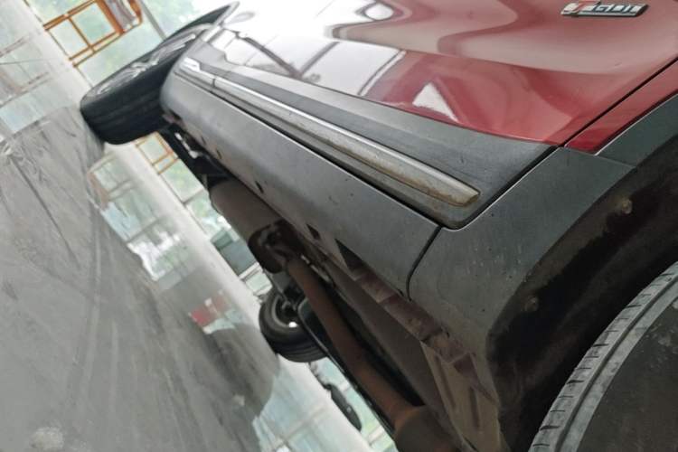 Used Geely Auto Emgrand X7 Sport 2018 1.8TD Automatic Two-Wheel Drive Smart Connect 4G Internet Edition Right Side Sill