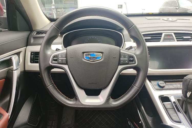 Used Geely Auto Emgrand X7 Sport 2018 1.8TD Automatic Two-Wheel Drive ZhiZun Model with 4G Connectivity Steering Wheel