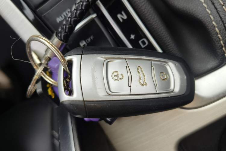 Used Geely Auto Emgrand X7 Sport 2018 1.8TD Automatic Two-Wheel Drive Smart 4G Connected Version Vehicle Key