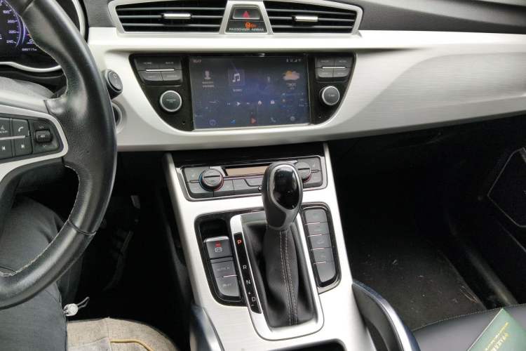 Used Geely Auto Emgrand X7 Sport 2018 1.8TD Automatic Two-Wheel Drive Smart Connect 4G Internet Edition Audio And AC Panel