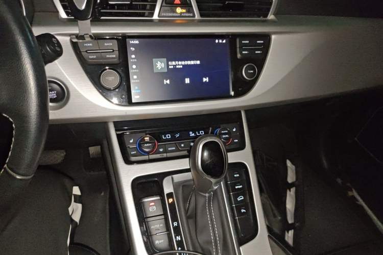 Used Geely Auto Emgrand X7 Sport 2018 1.8TD Automatic Two-Wheel Drive Smart Connect 4G Internet Edition Audio And AC Panel