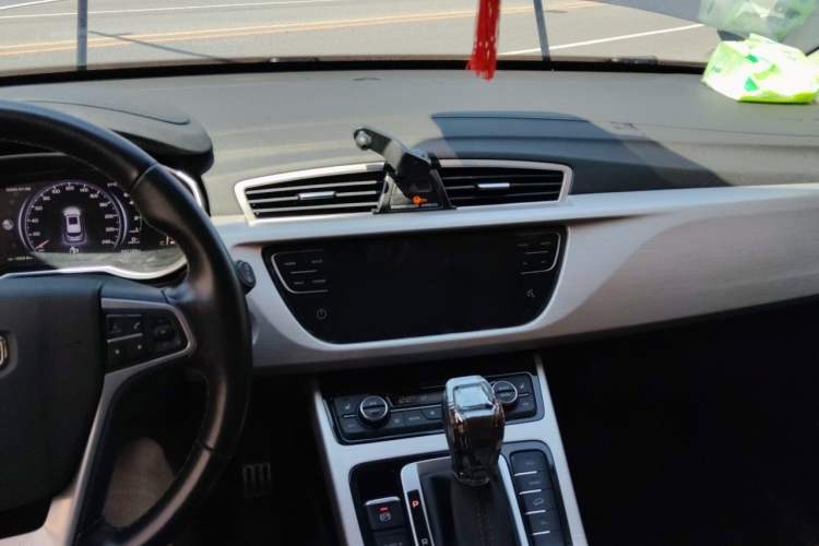 Used Geely Auto Emgrand X7 Sport 2018 1.8TD Automatic Two-Wheel Drive ZhiZun Model with 4G Connectivity Audio And AC Panel