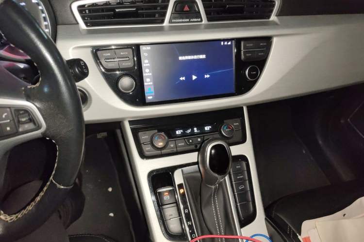 Used Geely Auto Emgrand X7 Sport 2018 1.8TD Automatic Two-Wheel Drive Zhiya Model Audio And AC Panel