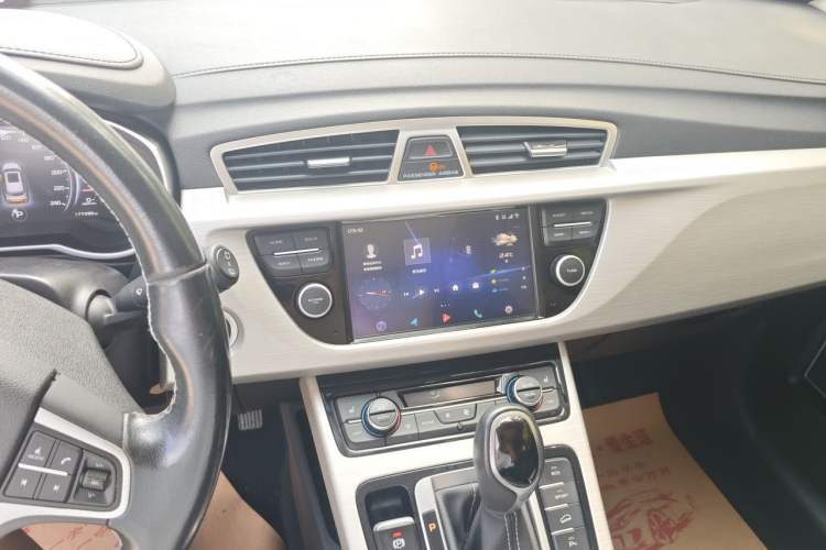 Used Geely Auto Emgrand X7 Sport 2018 1.8TD Automatic Two-Wheel Drive Smart Connect 4G Internet Edition Audio And AC Panel